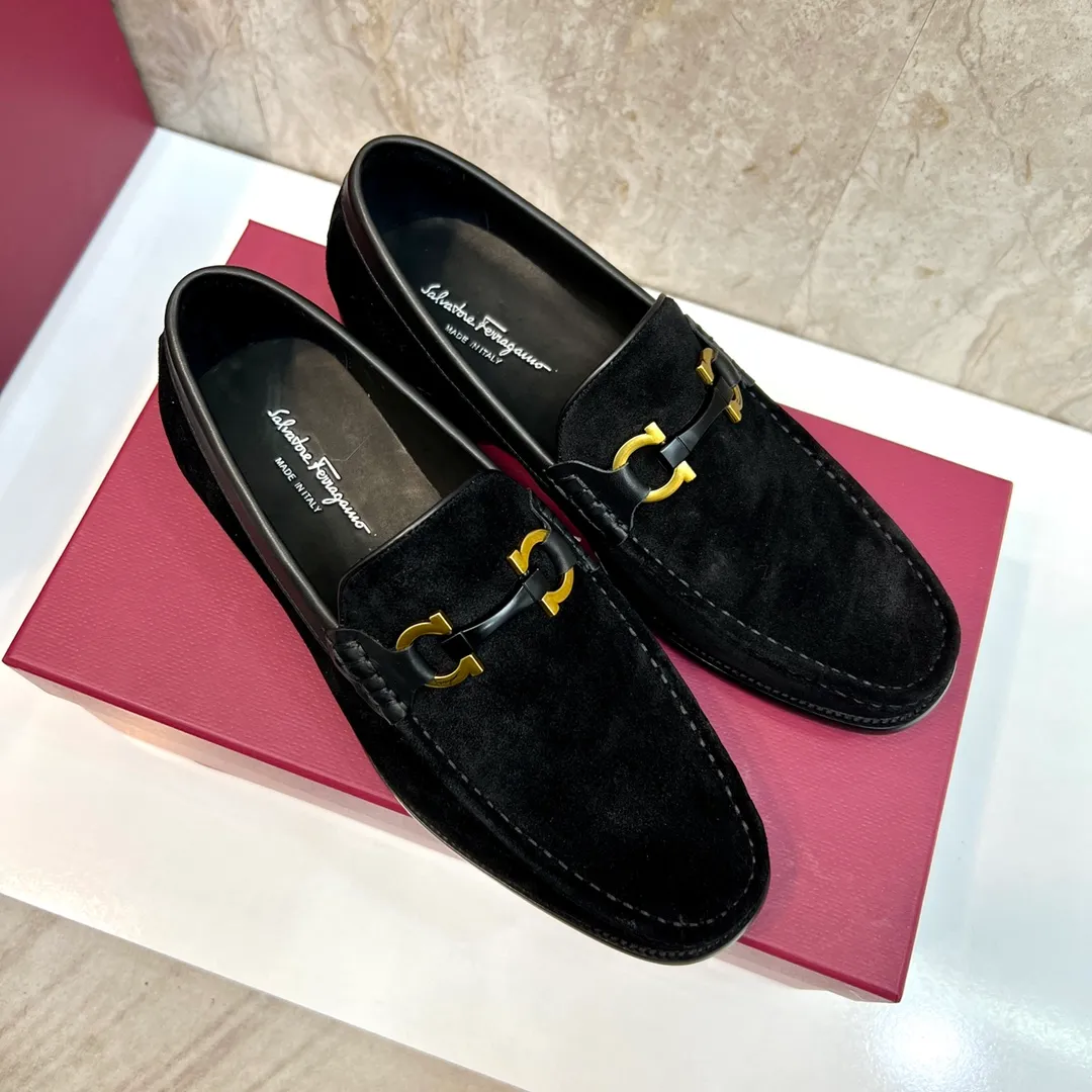 Original quality P580 Brand: Ferragamo Standard size: Men's size 38/44 (45 can be customized) Grade: Same style as the official website High-quality men's shoes Material: Customized first-layer calfskin with water-dyed cowhide lining Cowhide tiptoe Original non-slip and wear-resistant rubber outsole Style category: Men's formal business leather shoes Young and fashionable European and American trends British style Casual matching Comfortable feet Color: Actual picture